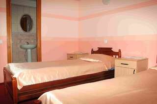 Гостиница Гостиницы Мухавец Pruzhany Двухместный номер с 2 отдельными кроватями и ванной-1